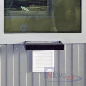 Передвижной лоток щелевого типа в составе бронекабины (вид снаружи)